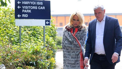 Julian Assange'ın hapisteki ilk ziyaretçisi Pamela Anderson