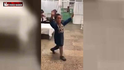 Protez bacağına kavuşan çocuğun dansı viral oldu