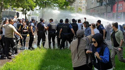 Diyarbakır’da polis annelere tazyikli su sıktı