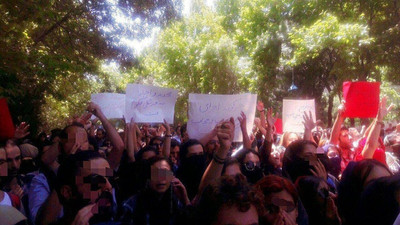 Tahran Üniversitesi'nde yüzlerce kişiden 'zorunlu başörtüsü' protestosu