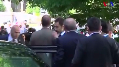 Erdoğan, protestoculara saldıran korumalarını seyretti
