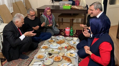 Yıldırım, yemek masası olan evde yer sofrasında iftar açtı