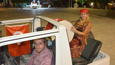 Kadın davulcu, İzmir Marşı'yla sahura kaldırdı