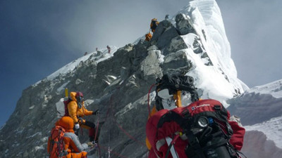 Everest Dağı’nda tırmanış sezonu ‘ölüm rekoruyla’ açıldı