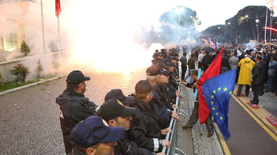 Arnavutluk'ta hükümet protestosunda gerginlik