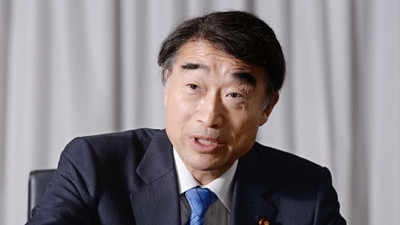Japon Çalışma Bakanı: Kadınlar işe topuklu ayakkabıyla gitmeli