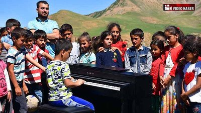 Görme engelli Bager, köydeki öğrencilere piyano ile konser verdi