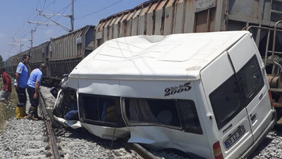 Tren minibüse çarptı: 1 ölü, 8 yaralı