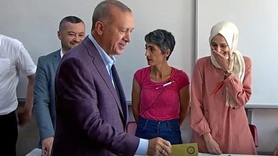 Erdoğan'a yüz çeviren kadın: Tepki göstermemek ‘fıtratıma aykırı’