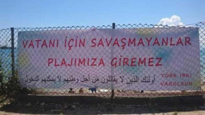 'Vatanı için savaşmayanlar plajımıza giremez' yazılı ırkçı pankart kaldırıldı