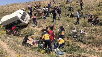 Göçmenleri taşıyan minibüs kaza yaptı: 16 ölü, 50 yaralı