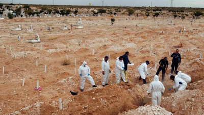 Evin bahçesinde gömülü 21 ceset bulundu