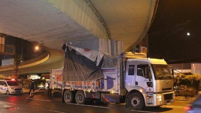 İstanbul'da beton yüklü kamyon köprüye sıkıştı