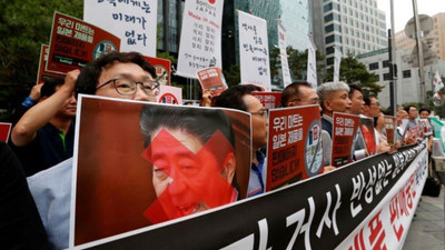 Japonya'yı protesto etmek için kendini yaktı