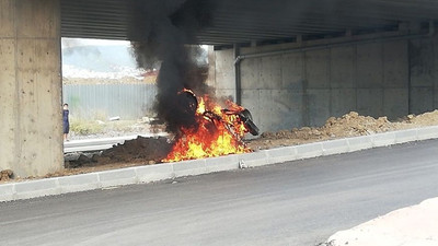 Arızalanan motoruna sinirlendi, yol kenarında yaktı