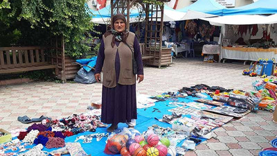 Oyuncak satarak, sokak hayvanlarını besliyor