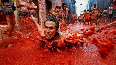 'La Tomatina'da domatesler havada uçuştu