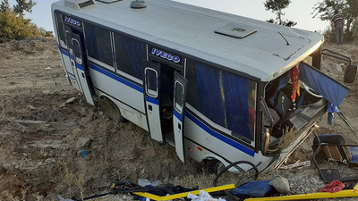 İşçileri taşıyan midibüs devrildi: 17 yaralı