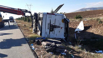 Yolcu otobüsü devrildi: 1 ölü, 40 yaralı