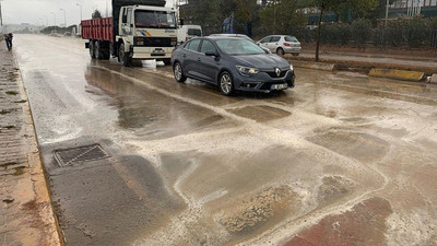 Tuzla'da kimyasal yağmur tedirginliği: Yola sarı ve beyaz su aktı