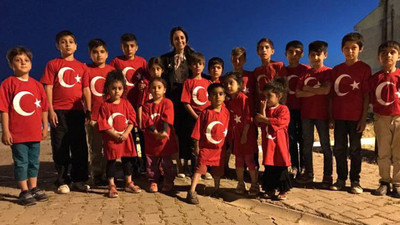 İftarda çocuklara bayraklı tişört giydirildi