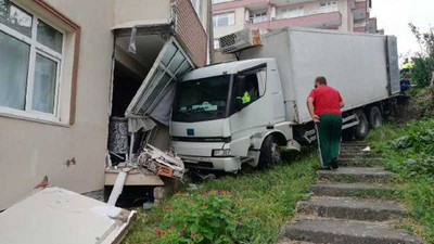 Freni boşalan kamyon eve girdi, ev sahibi deprem sandı