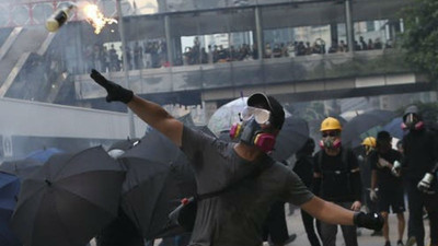 Çin'in kuruluş yıldönümünde Hong Kong'da büyük protesto