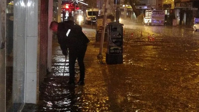 Edremit'te şiddetli yağış: Yollar göle döndü, iş yerlerini su bastı