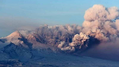 Rusya'daki Şiveluç yanardağı 10 km yüksekliğinde kül püskürttü