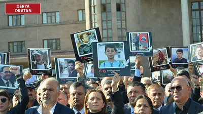 Ankara Garı önünde Davutoğlu’na seslendi: Benim oğlumu kim öldürdü?