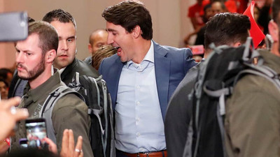 Trudeau ilk kez bir mitinge çelik yelekle çıktı