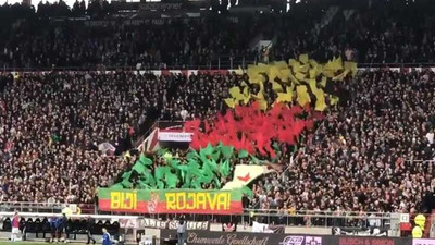 St Pauli taraftarları 'Bijî Rojava' pankartı açtı