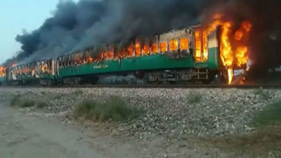 'Pakistan'da yanan tren alevler içinde 20 dakika yol aldı'