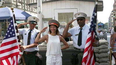 Checkpoint Charlie'de 'ABD askerleri' gibi giyinen aktörlere yasak