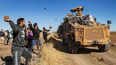 Hevrîn Xelef'in annesi kızının ayakkabısını eline alarak Türk-Rus devriyesini protesto etti