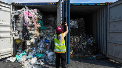 'Çöp savaşında' kazanan Malezya: İngiltere 42 konteyner dolusu plastik atığı geri alıyor