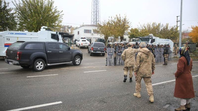 Seçilmişin yerine atanan kayyım belediyeye zırhlı araçlarla geldi