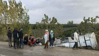 Adana’da tarım işçilerini taşıyan servis devrildi