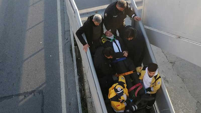 Durakta bayılan yolcuya metrobüs çarptı