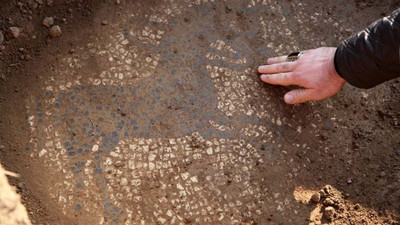 Kaçak kazıda buldukları tarihi mozaiği satamadan yakalandılar