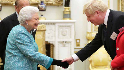 Boris Johnson Kraliçe'den yetkiyi aldı