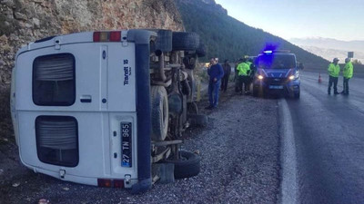 Üniversite personelini taşıyan araç devrildi: 6 yaralı