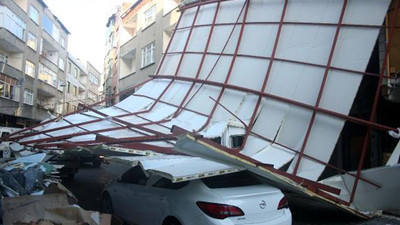 Beyoğlu'nda lodos iş hanının çatısını uçurdu