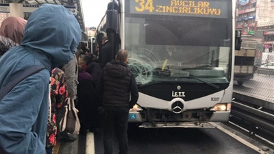 İstanbul'da metrobüs yolcuya çarptı: Hastaneye kaldırıldı