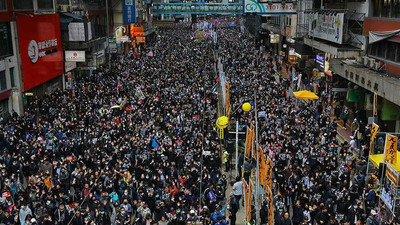 Hong Kong'lular yeni yılın ilk gününde de sokaklarda