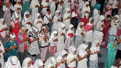 İlkokul çocukları 'Yedi Yaşındayım, Namaza Başlıyorum' projesiyle camiye namaza götürüldü