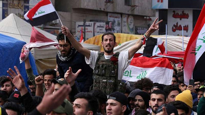 Irak'ta protestocular Bedir Tugayları Merkezini ateşe verdi