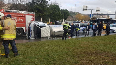 Kağıthane'de tanker devrildi: Yaralılar var