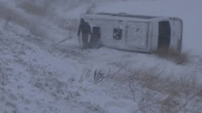 Karaman'da işçi servisi devrildi