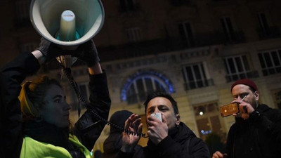 Macron tiyatrodayken protestocular binayı sardı